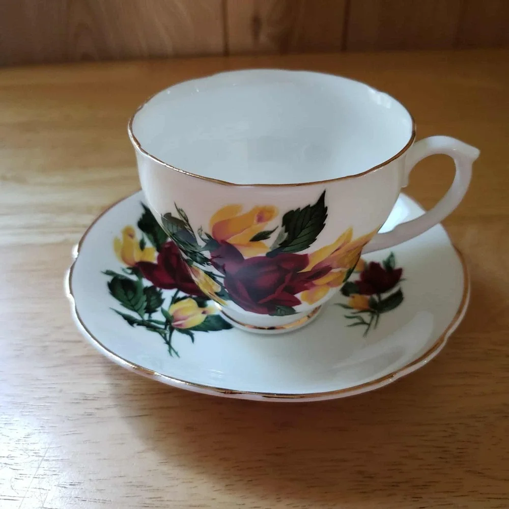 Sandford Fine‎ Bone China Tea Cup & Saucer 22kt Gold Trim England - Roses